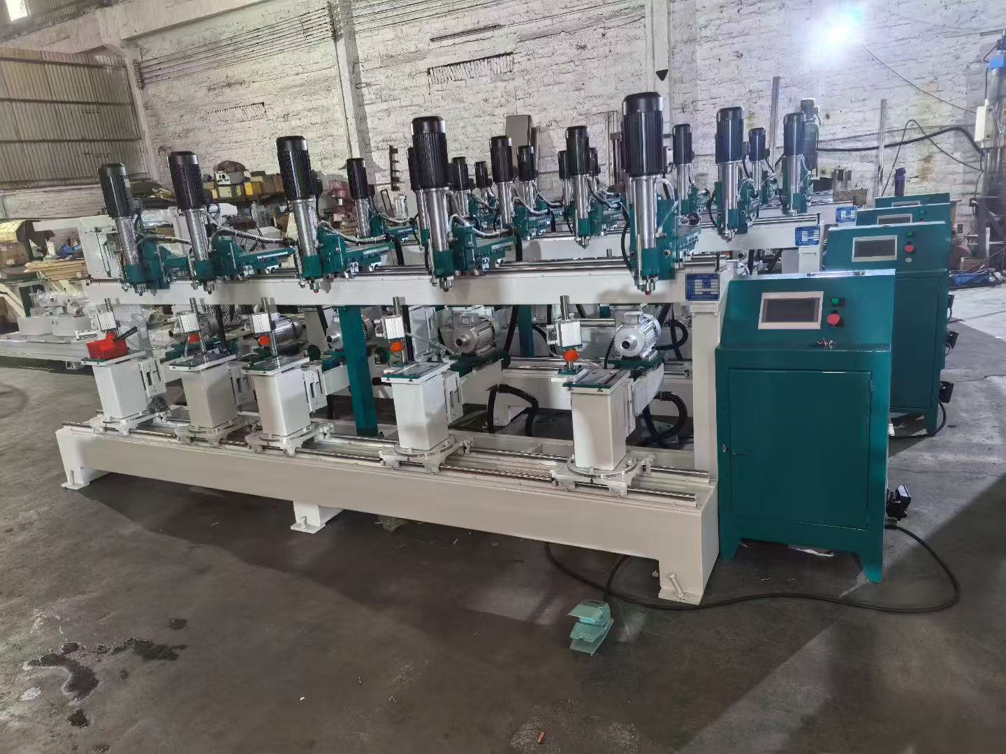 鉆孔機(jī)：正鉆，反鉆，橫貼，豎鉆，斜鉆，側(cè)鉆，手動(dòng)，半自動(dòng)，全自動(dòng)；使用昆侖通態(tài)TPC7032Ei